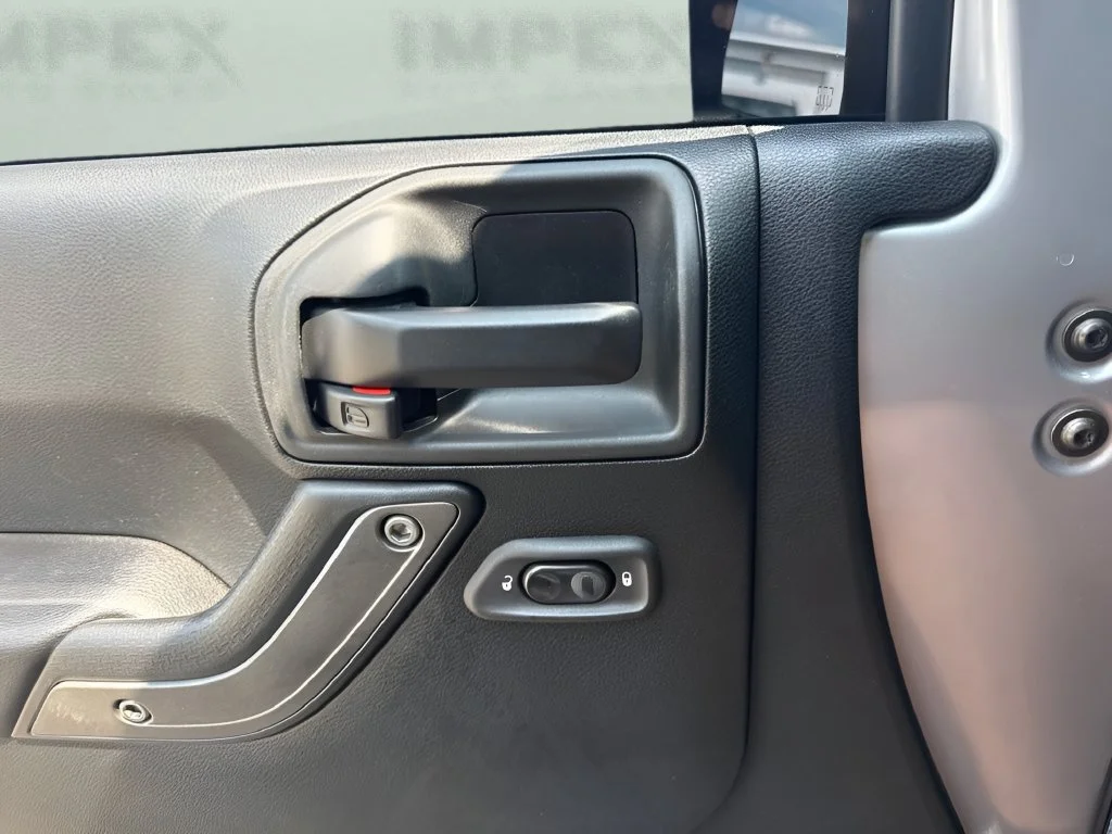 Used 2017  Jeep Sport image 22
