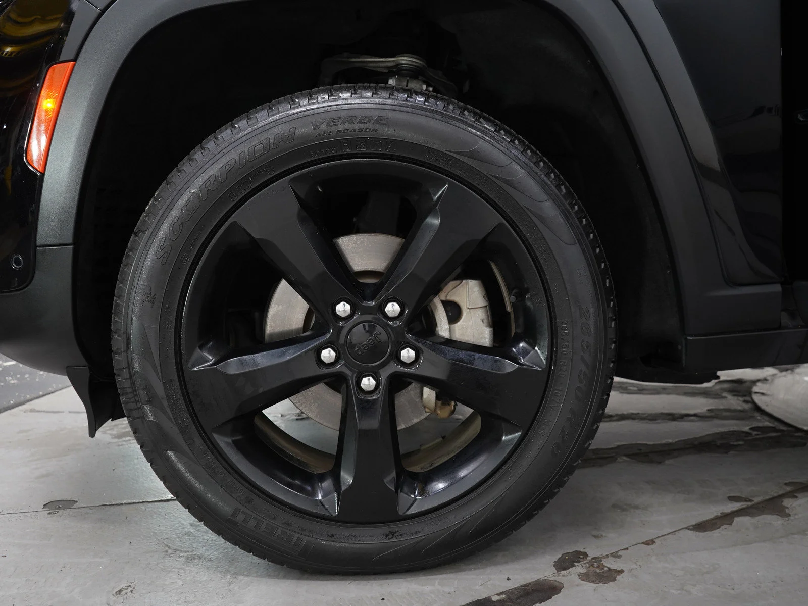 Used 2023 Diamond Black Crystal Pearlcoat Jeep Limited image 31