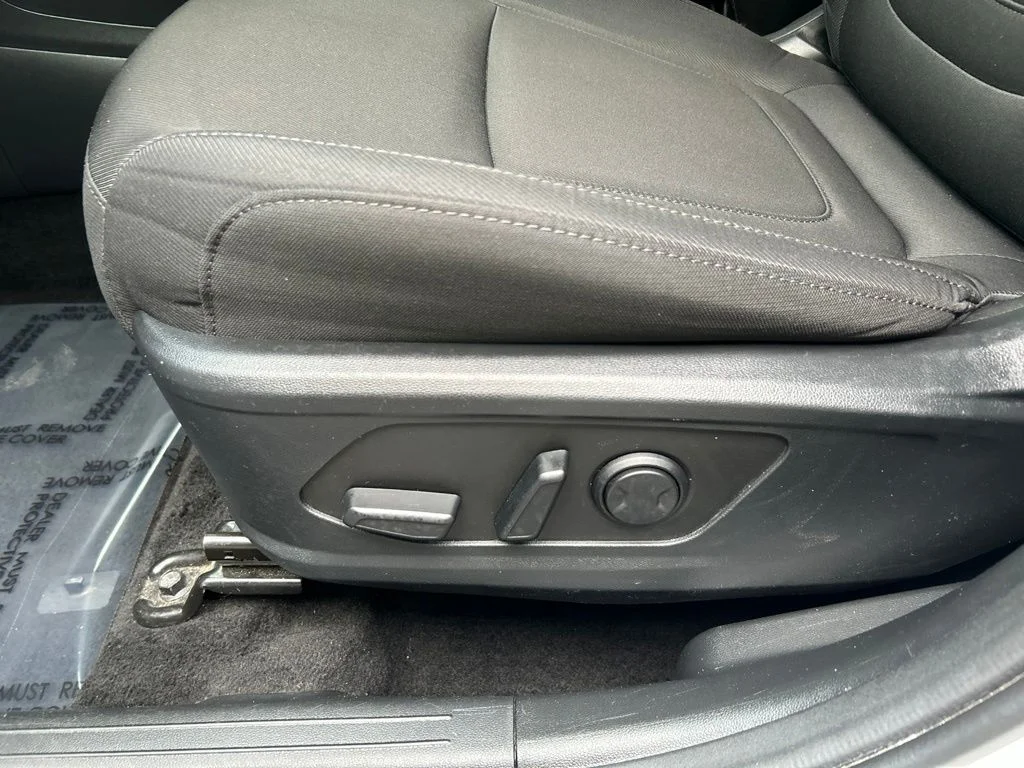 Used 2024 White Hyundai SEL image 16