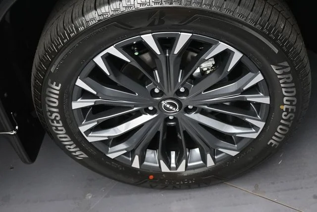 New 2026 Champagne Silver Metallic / Super Black Two-tone Nissan Platinum image 33