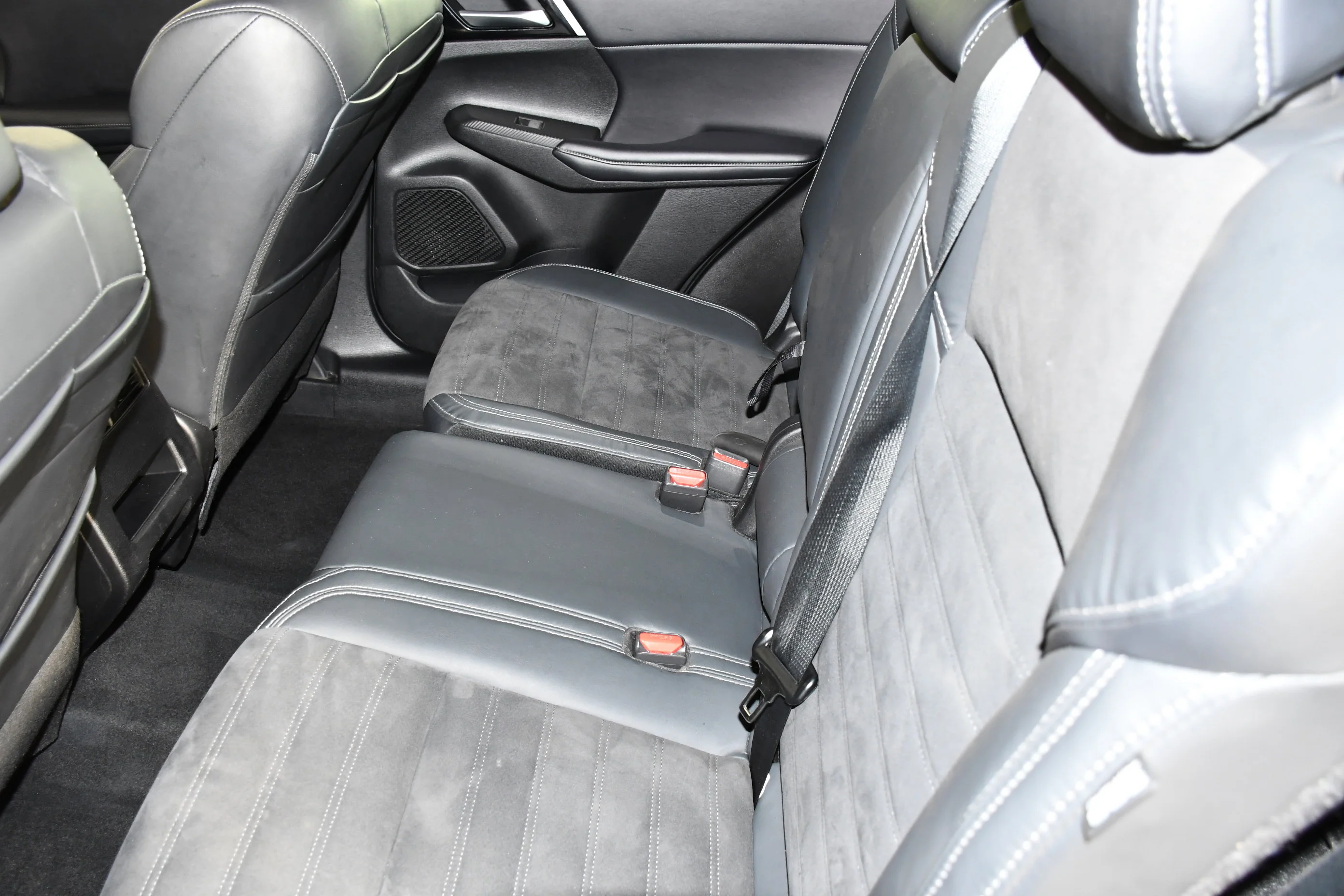 Certified Used 2023 White Diamond Mitsubishi SE image 47