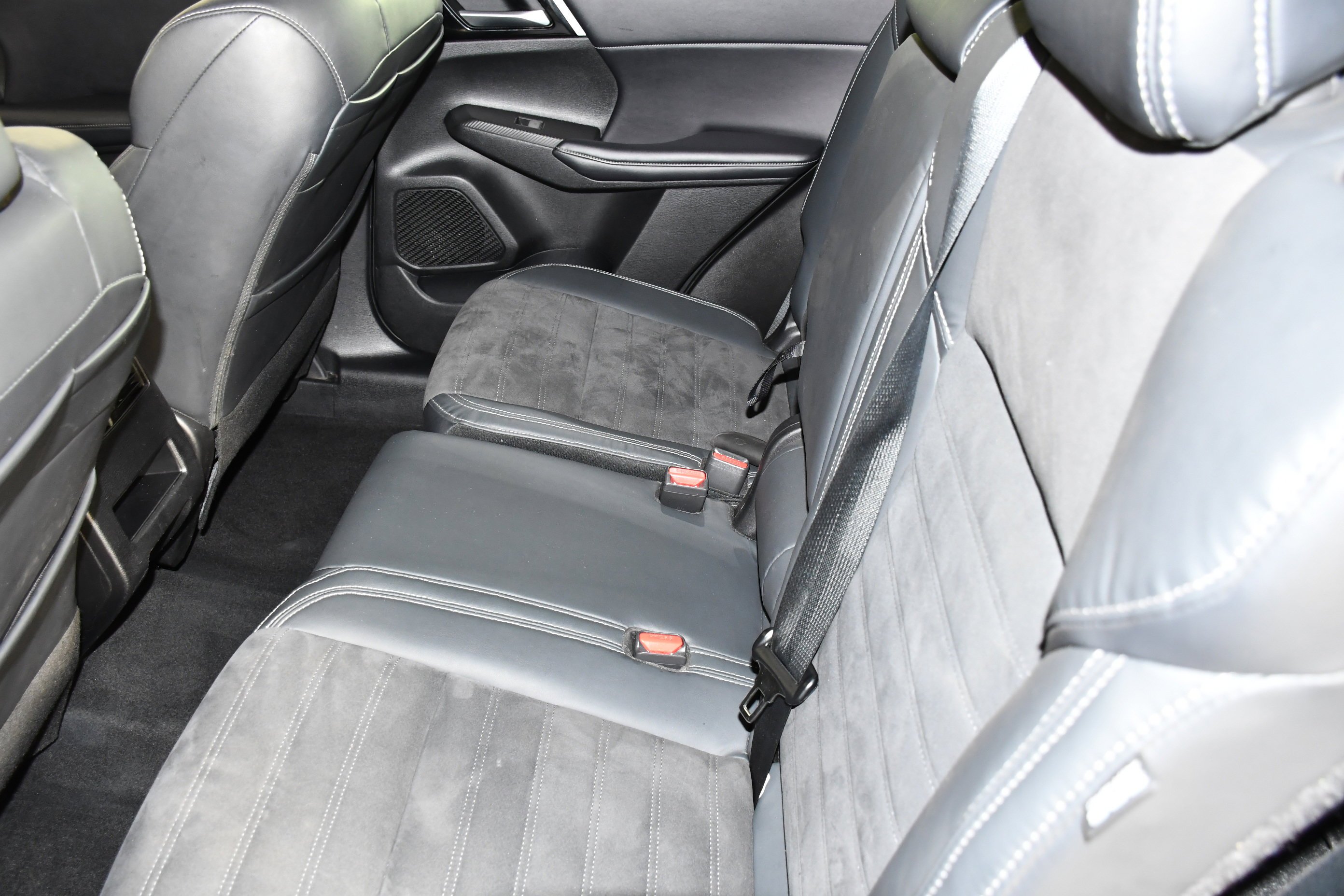 Certified Used 2023 White Diamond Mitsubishi SE image 47