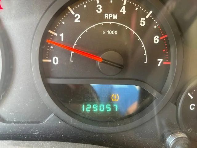 Used 2008 White Jeep X image 7