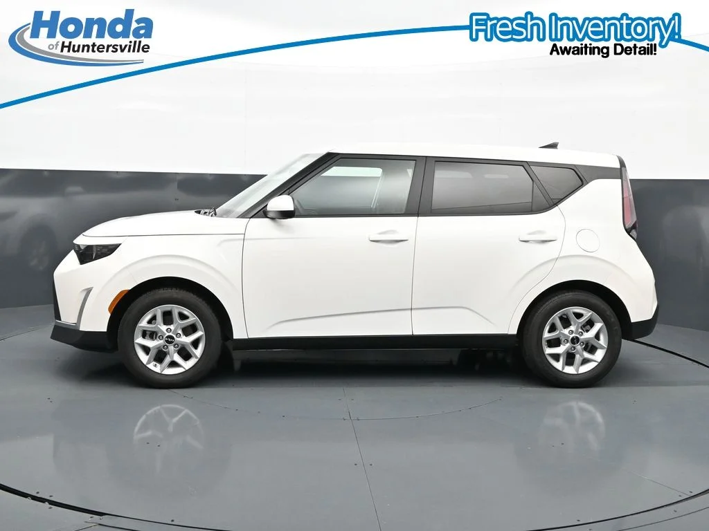 Used 2025 Snow White Pearl Kia LX image 6
