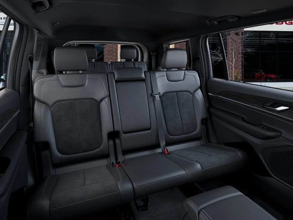 New 2026 Diamond Black Crystal Pearl-Coat Exterior Paint Jeep Altitude image 15