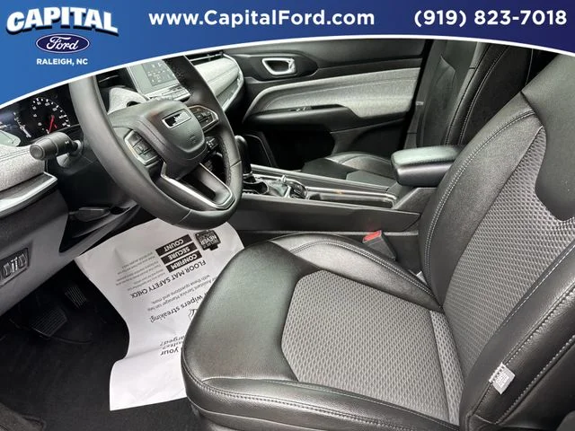 Used 2025 Black Jeep Latitude image 19