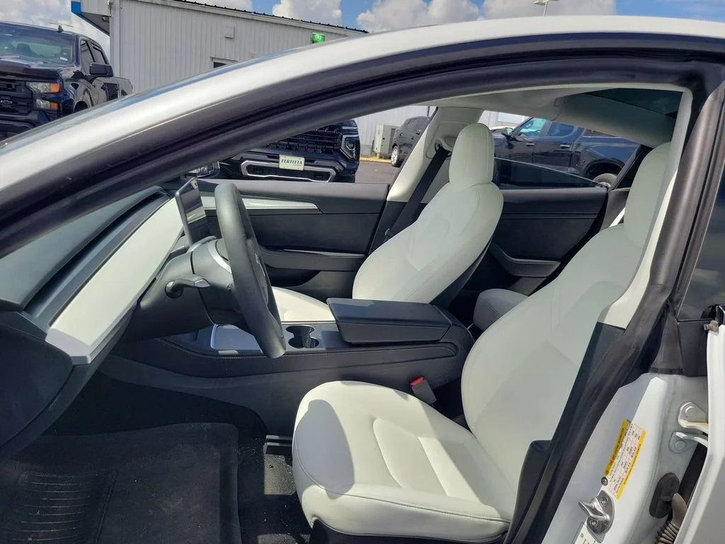 Used 2022 White Tesla RWD image 17