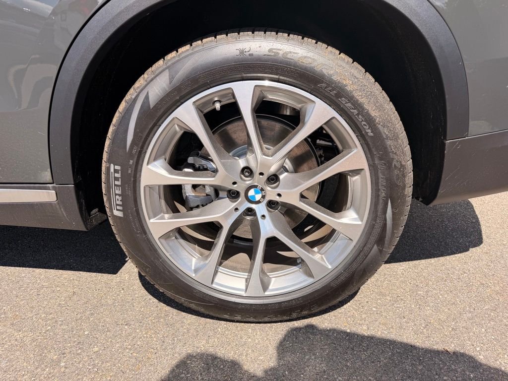 New 2026 Dravit Grey Metallic BMW xDrive40i image 5