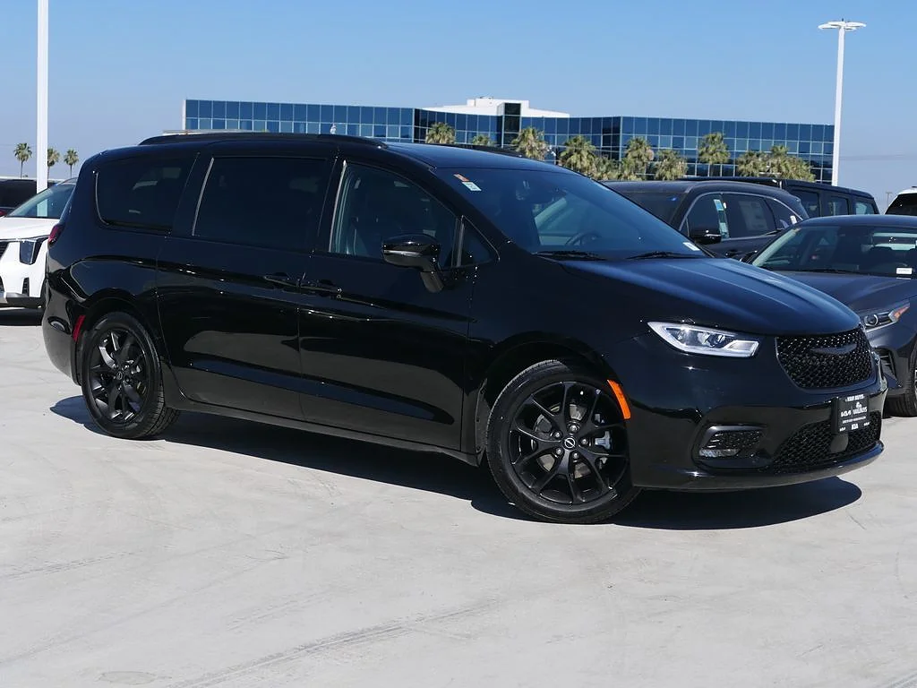 Used 2025 Diamond Black Crystal Pearl Coat Chrysler Limited image 1