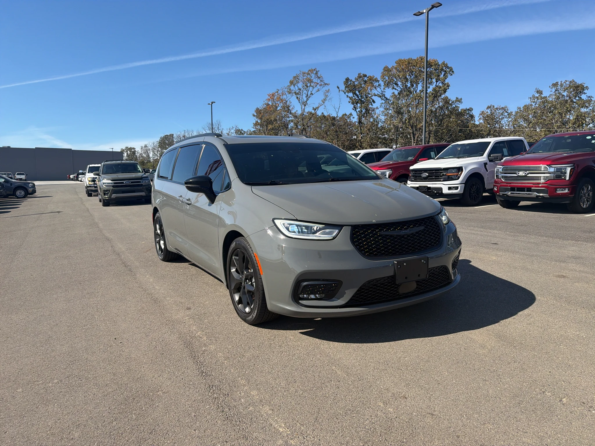 Used 2025 Ceramic Gray Clearcoat Chrysler Limited image 7