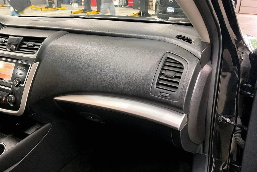 Used 2016 Black Nissan 2.5 S image 15