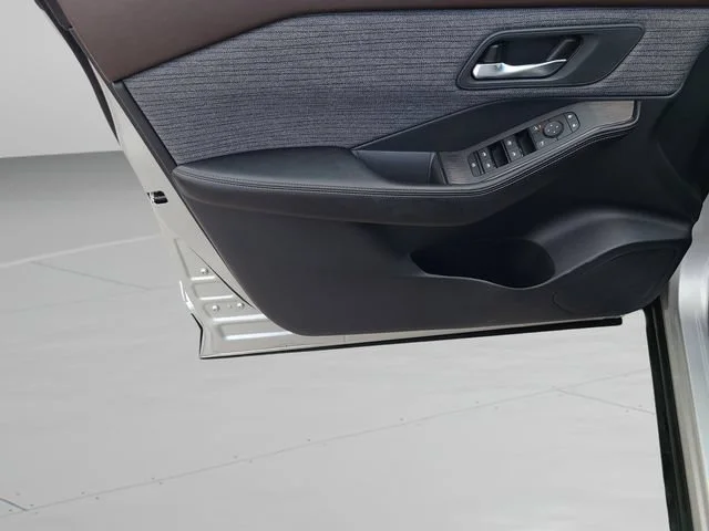 Used 2023 Silver Nissan SV image 17