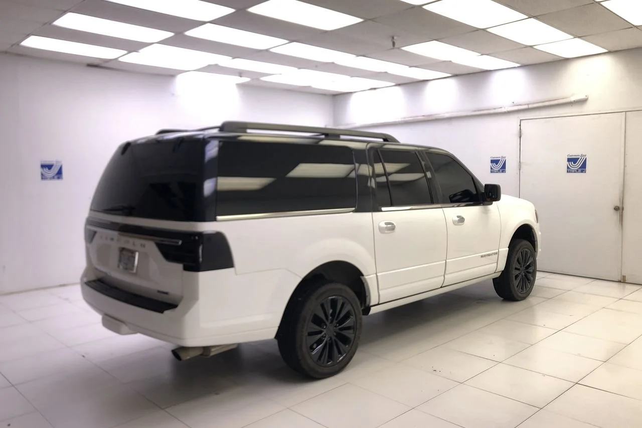 Used 2015 White Platinum Lincoln  image 3