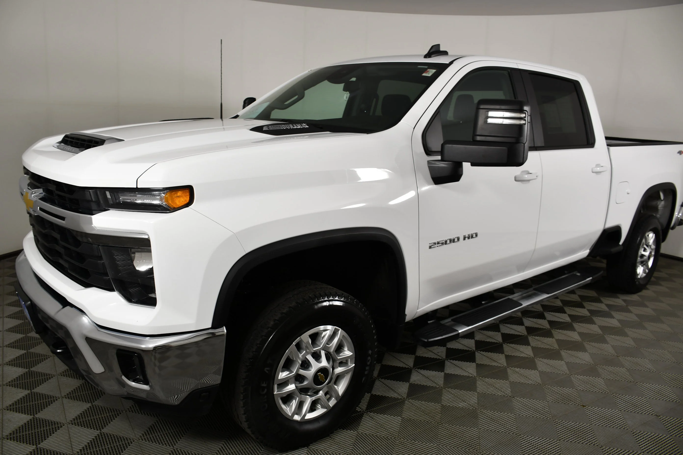 Used 2025 Summit White Chevrolet LT image 10