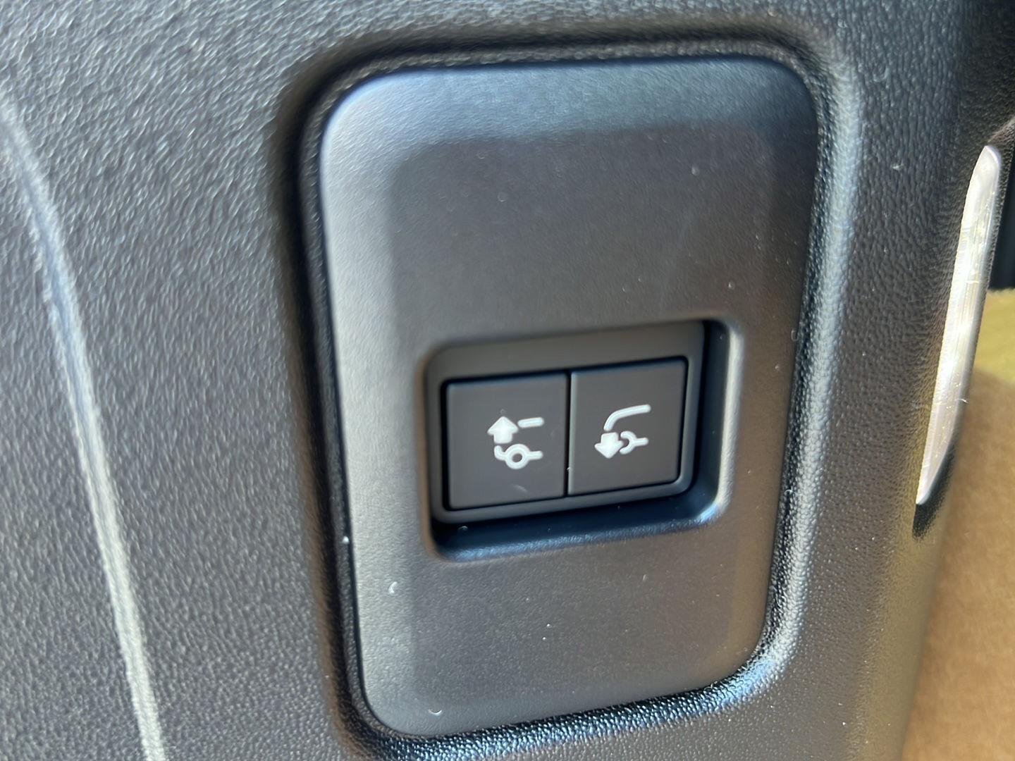 Used 2026 Fuji White Land Rover S image 32