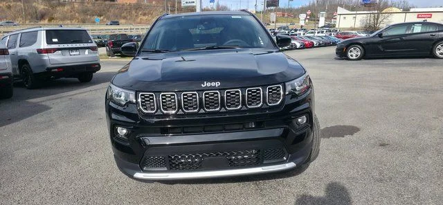 New 2026 Diamond Black Crystal Pearl-Coat Exterior Paint Jeep Limited image 3