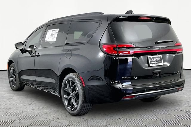 New 2027 Diamond Black Crystal Pearl-Coat Exterior Paint Chrysler Limited image 4