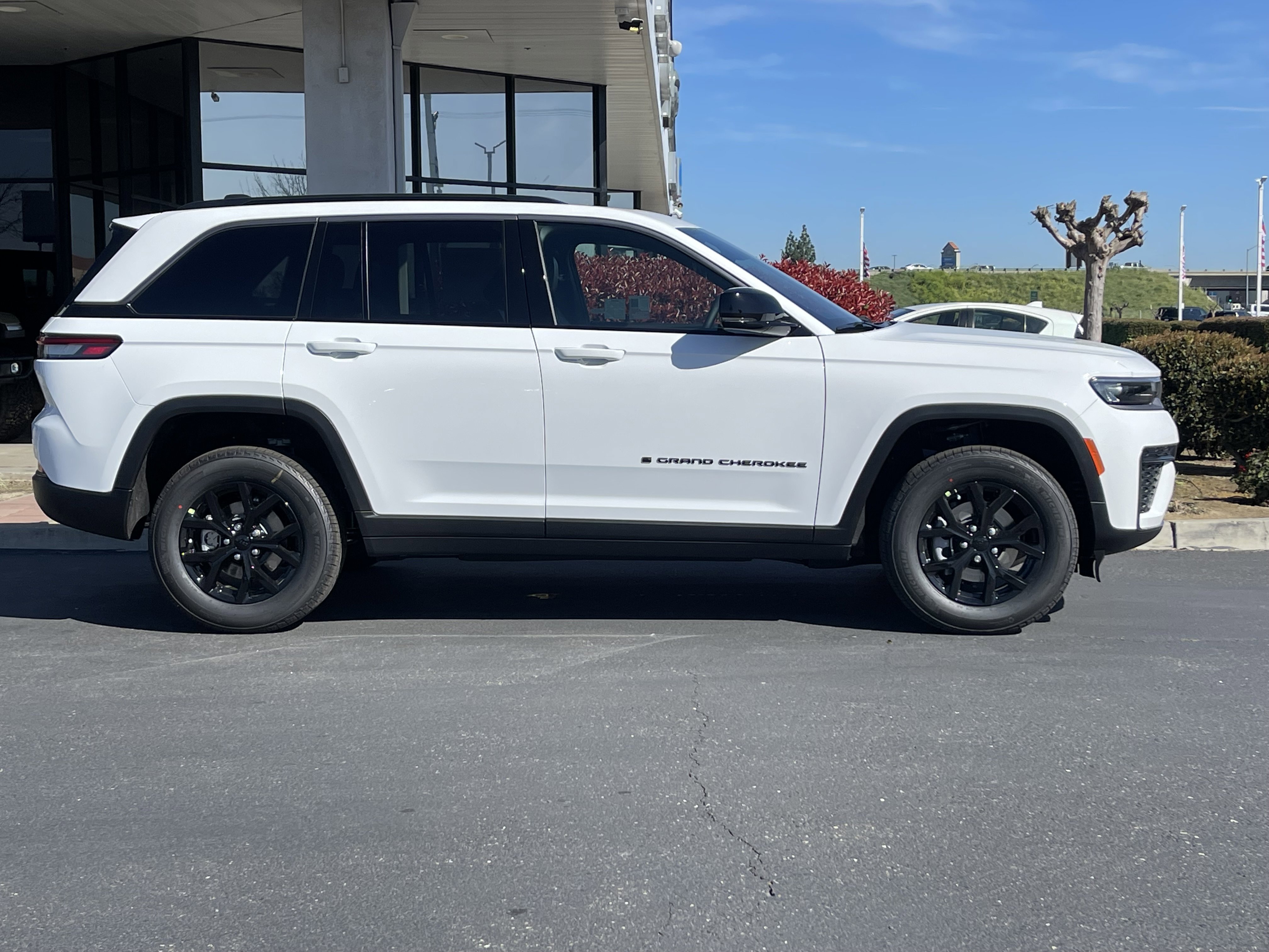 New 2026 Bright White Clear-Coat Exterior Paint Jeep Laredo Altitude image 5