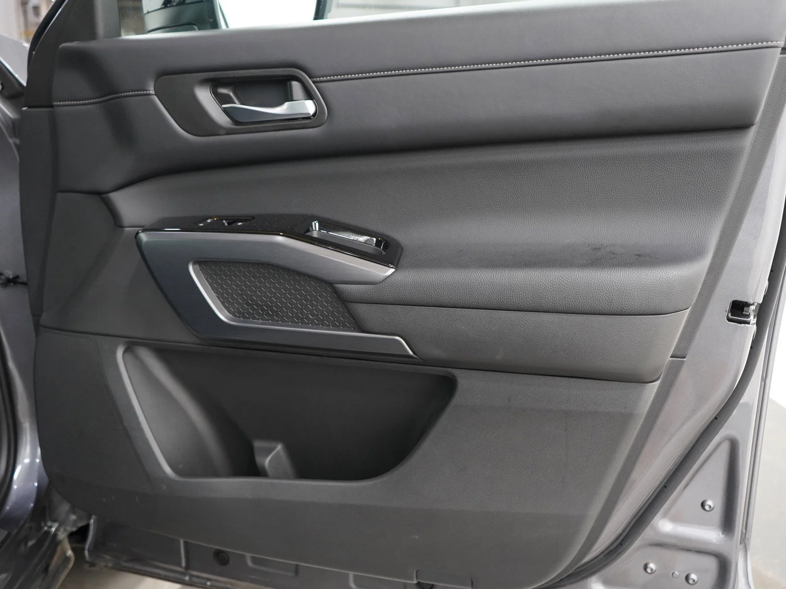 Used 2023 Gun Metallic/Super Black Nissan SL image 9