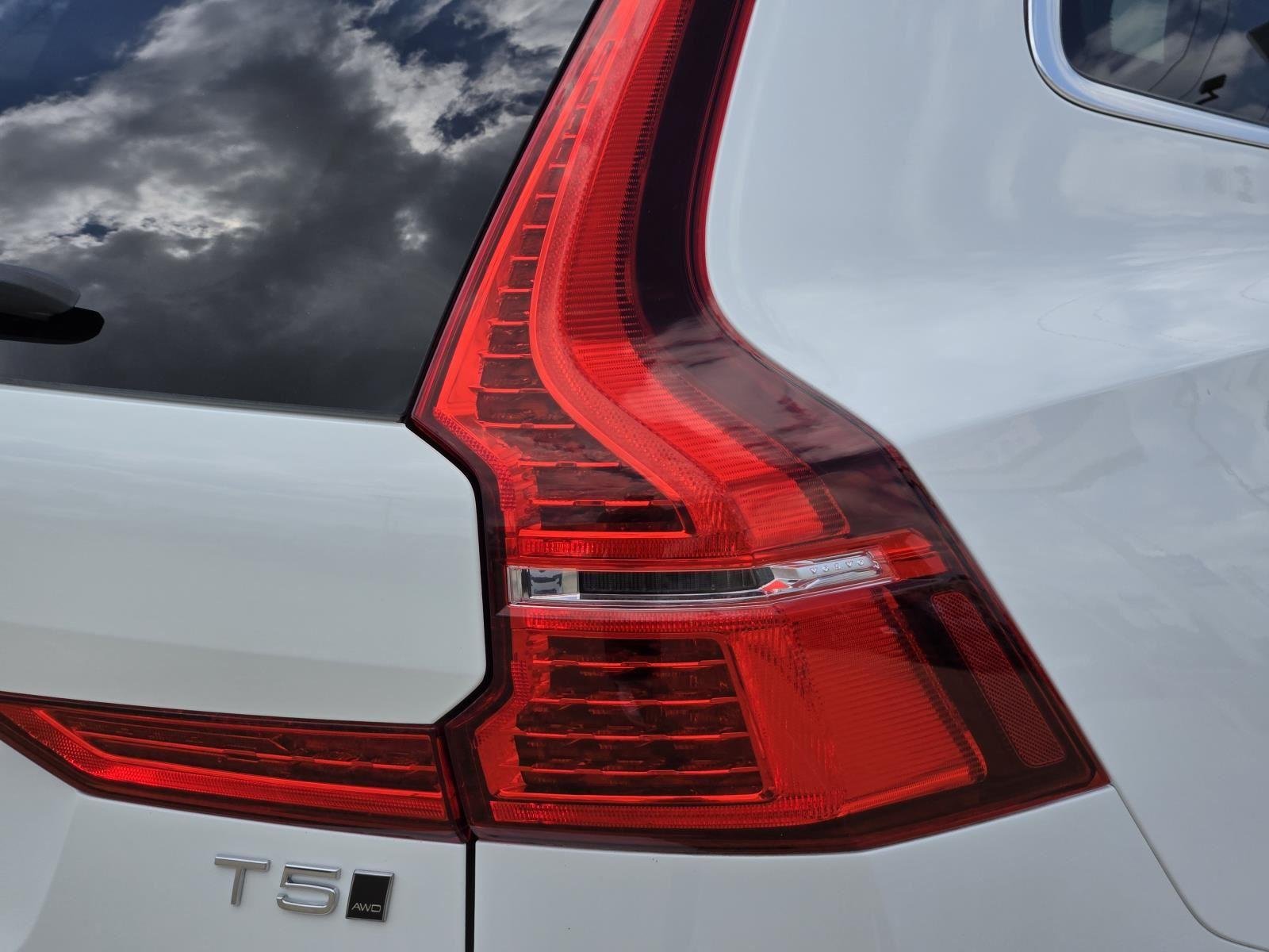 Used 2020 Ice White Volvo Momentum image 10