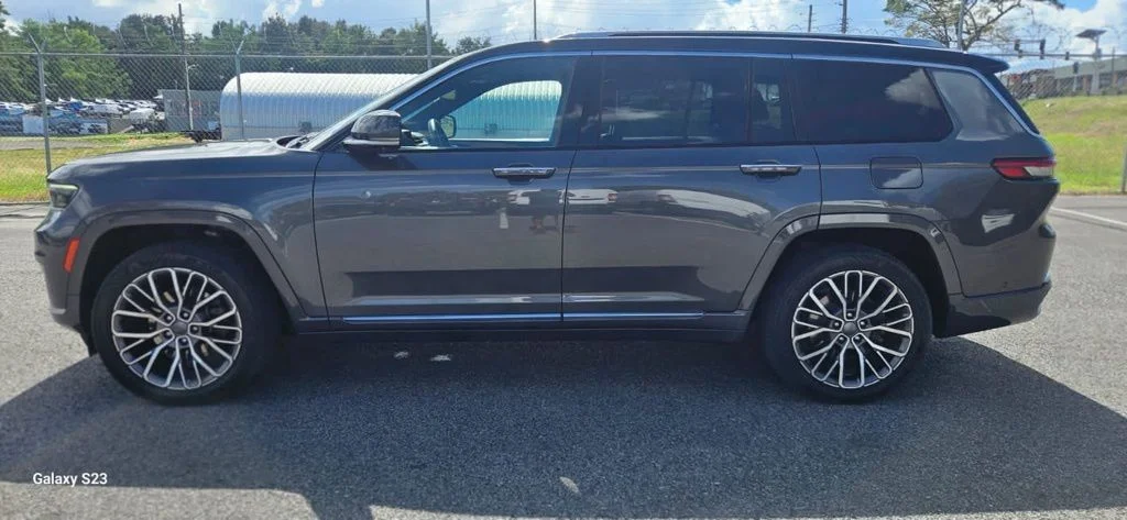 Used 2023 Gray Jeep Summit image 4