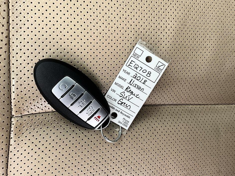 Used 2018 Green Nissan SL image 34