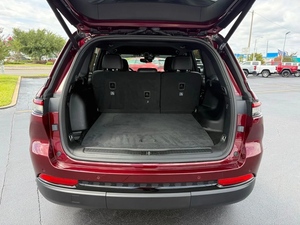 Used 2024 Red Jeep Altitude image 11