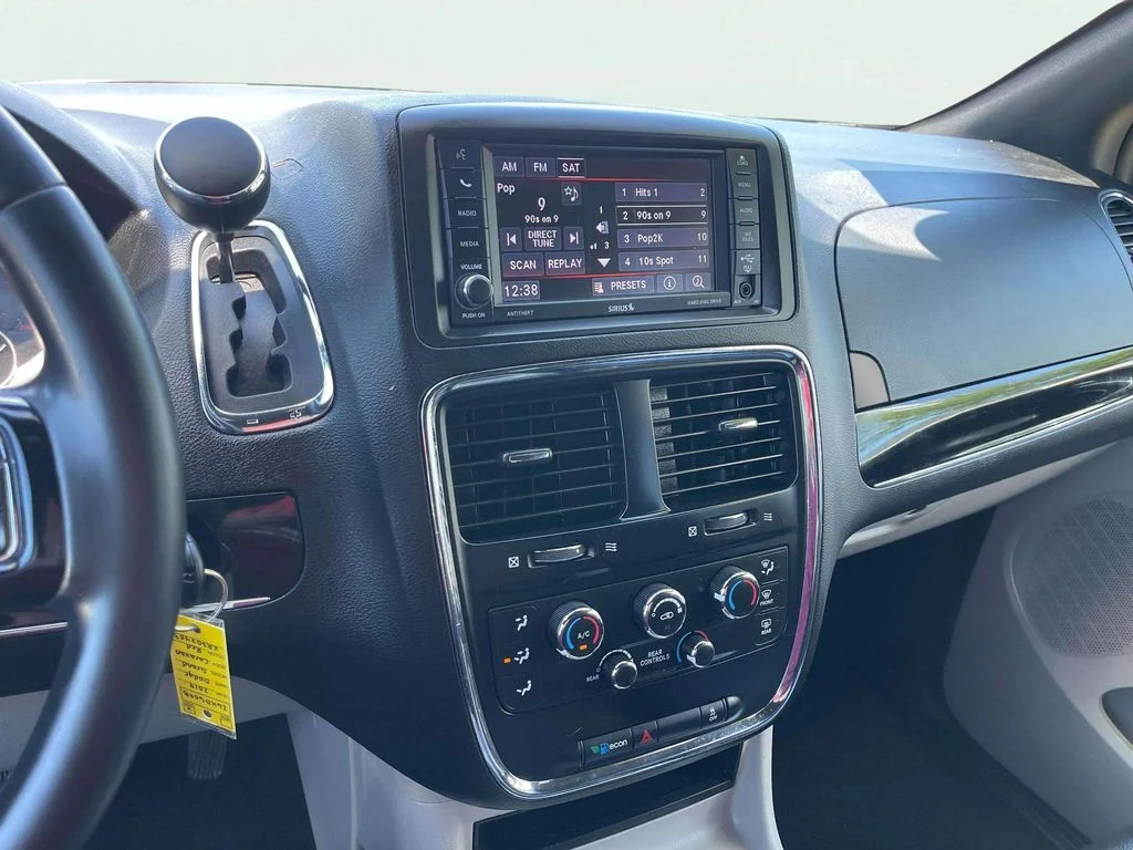 Used 2019 Octane Red Pearlcoat Dodge SXT image 9