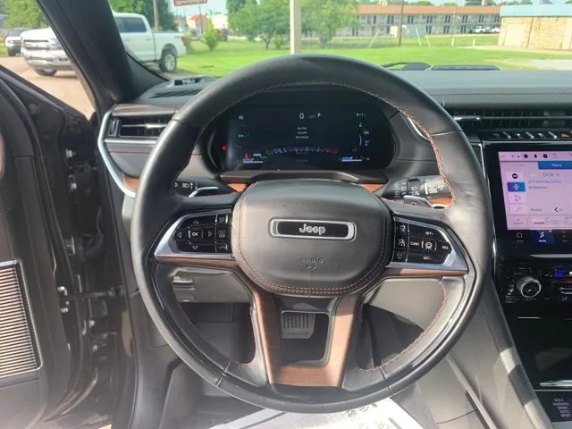 Used 2023 Brown Jeep  image 13