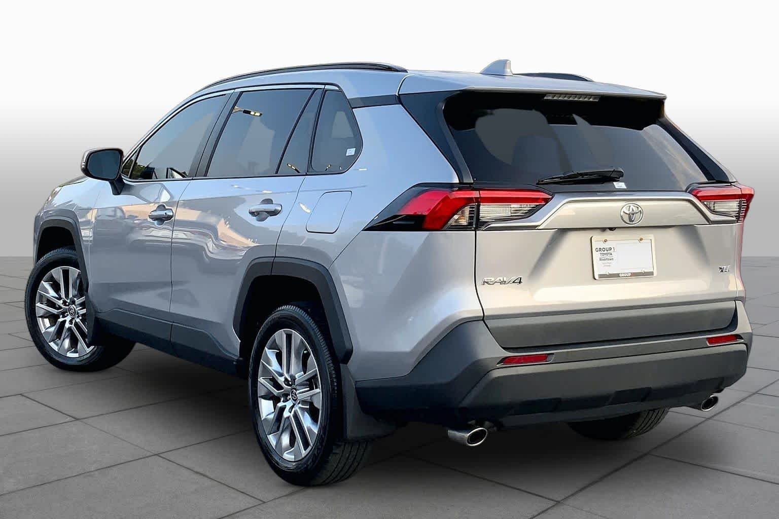 Used 2024 Silver Sky Metallic Toyota XLE Premium image 12