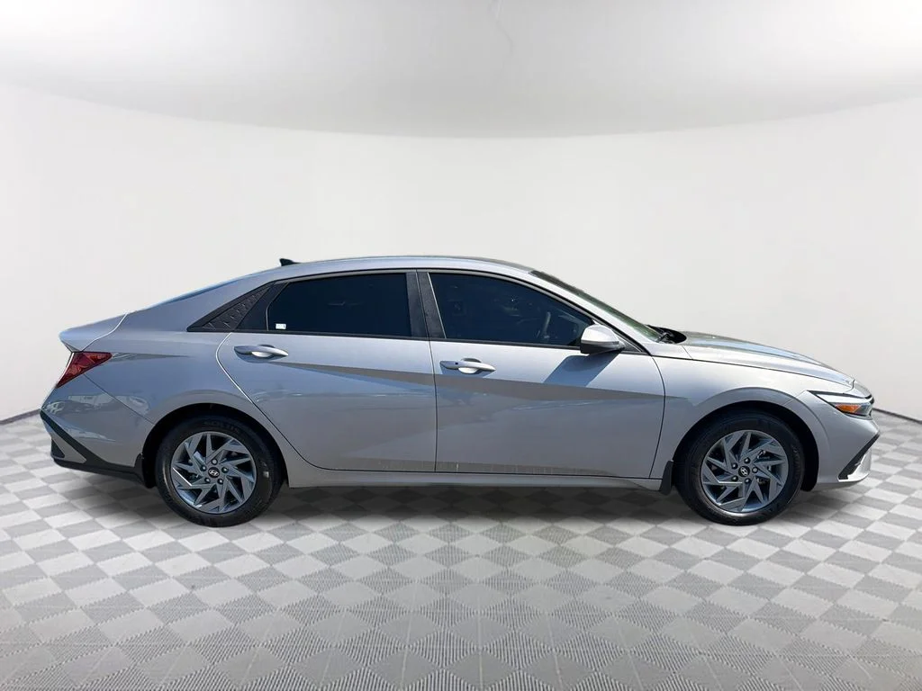 Used 2025 Silver Hyundai Blue image 4