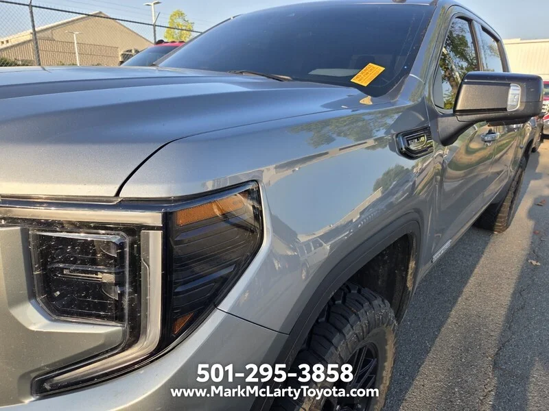 Used 2025 Sterling Metallic GMC ELEVATION image 9
