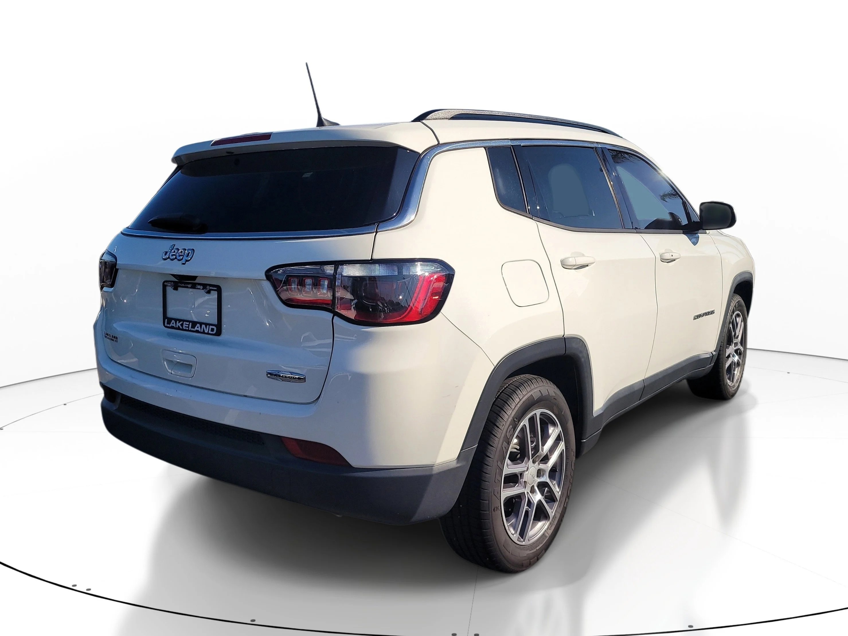 Used 2020 White Clearcoat Jeep Latitude image 4