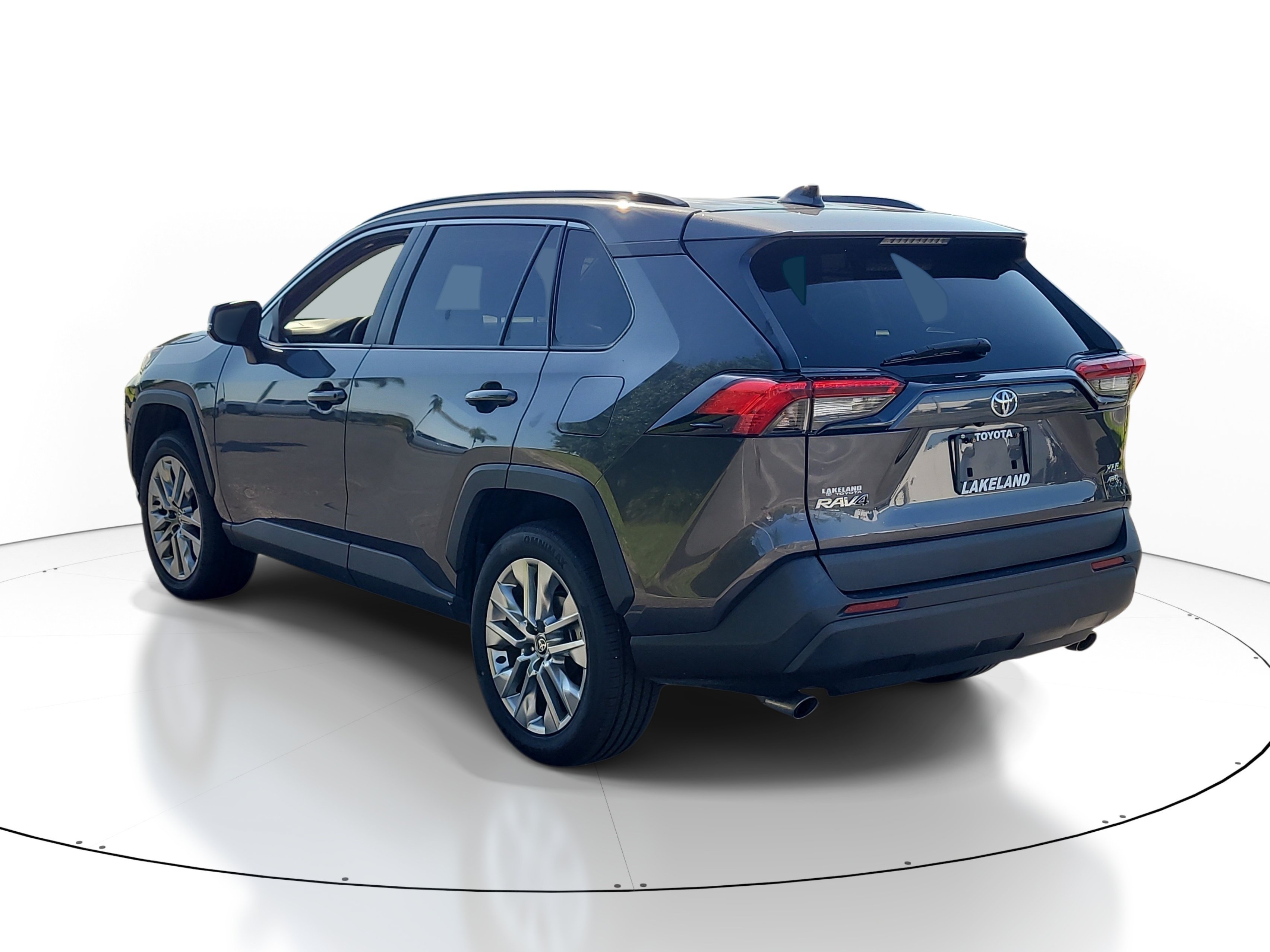 Used 2024 Magnetic Gray Metallic Toyota XLE Premium image 4