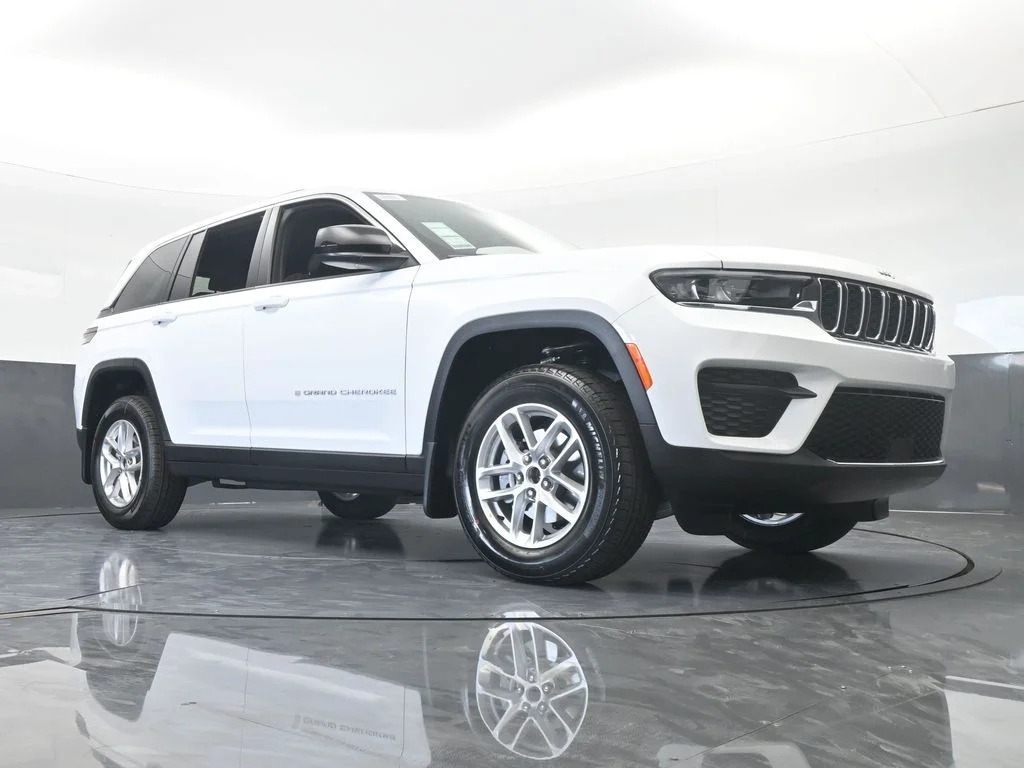 Used 2025 Bright White Clearcoat Jeep Laredo X image 57