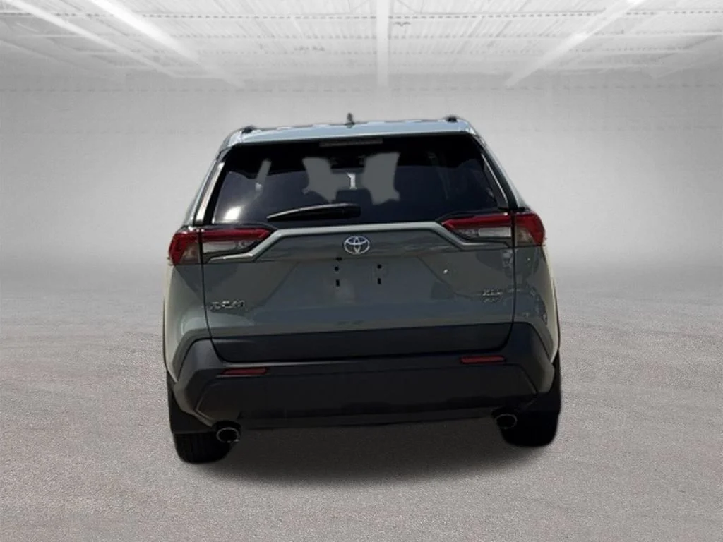 Used 2019 Silver Toyota XLE image 4