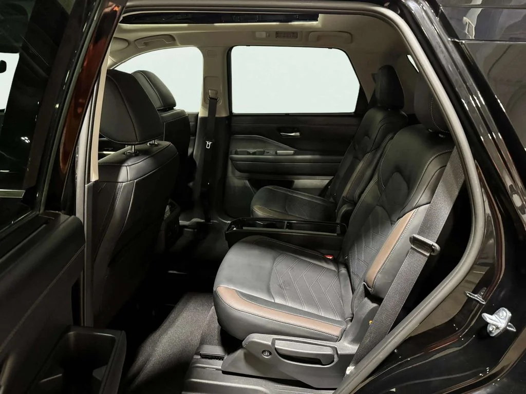 Used 2025 Black Nissan Platinum image 24