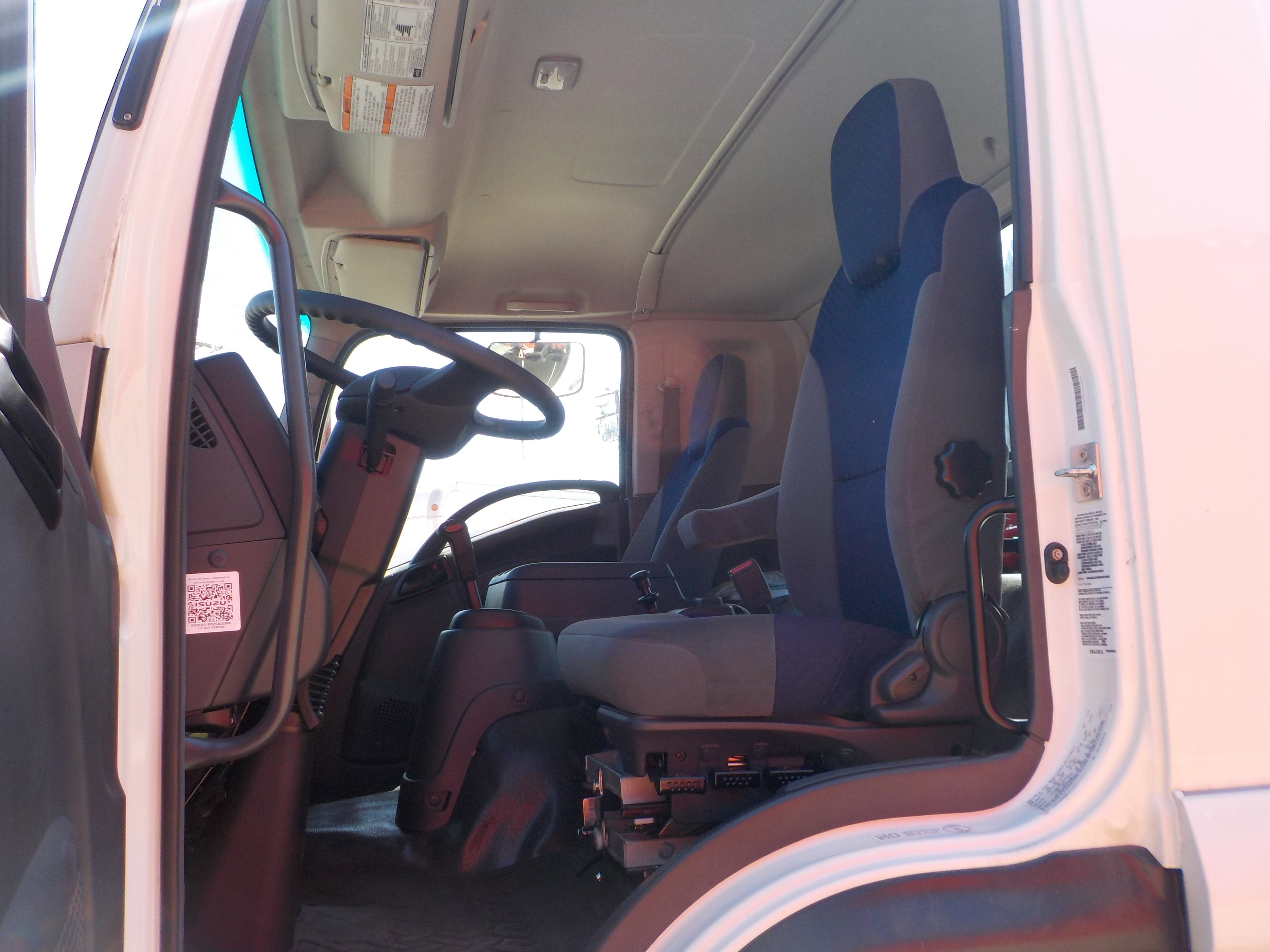 Used 2024 White ISUZU  image 4