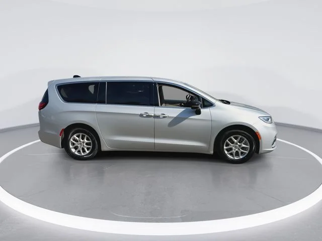 Used 2024 Silver Chrysler Touring L image 9