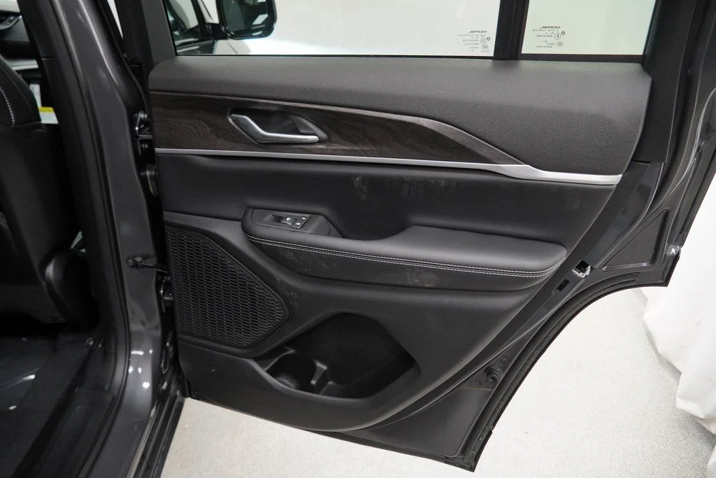 New 2026 Baltic Gray Metallic Clear-Coat Exterior Paint Jeep Laredo Altitude image 30