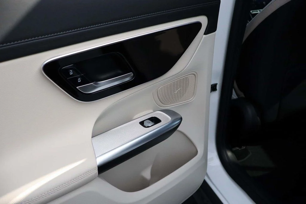 Used 2025 Polar White Mercedes-Benz GLC 350e image 22