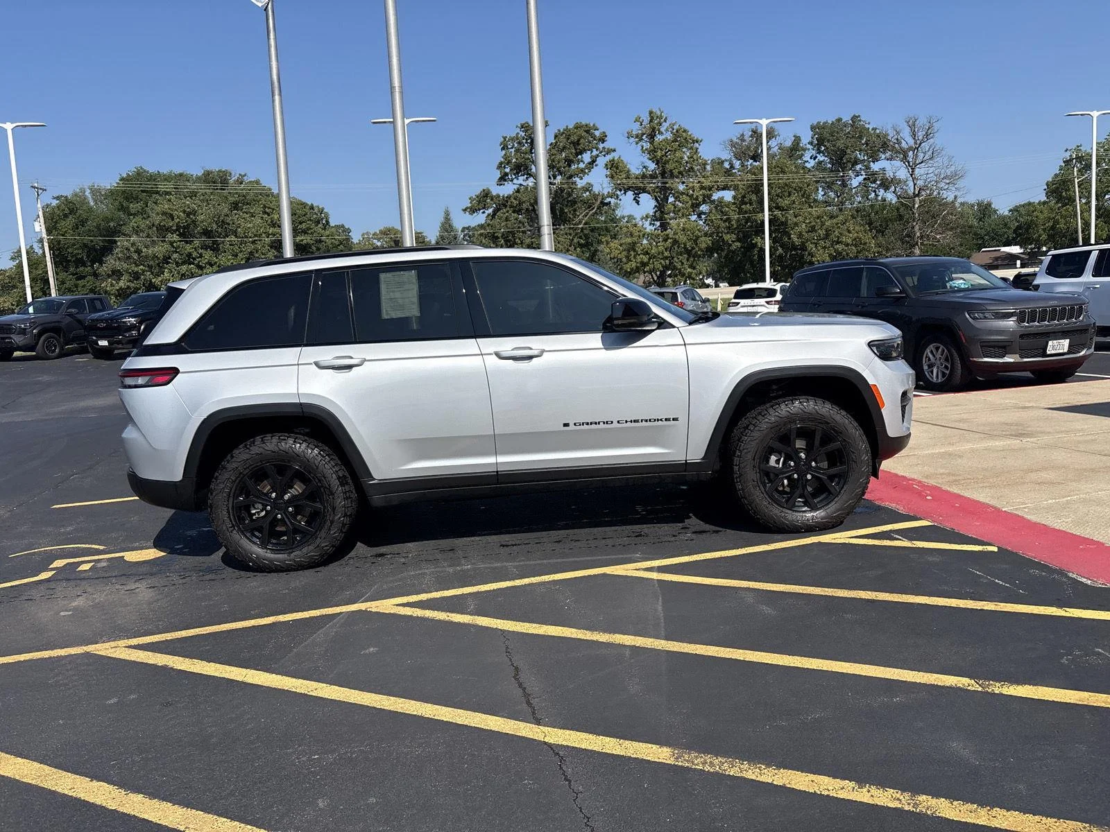 Used 2025 Silver Zynith Jeep Altitude image 4