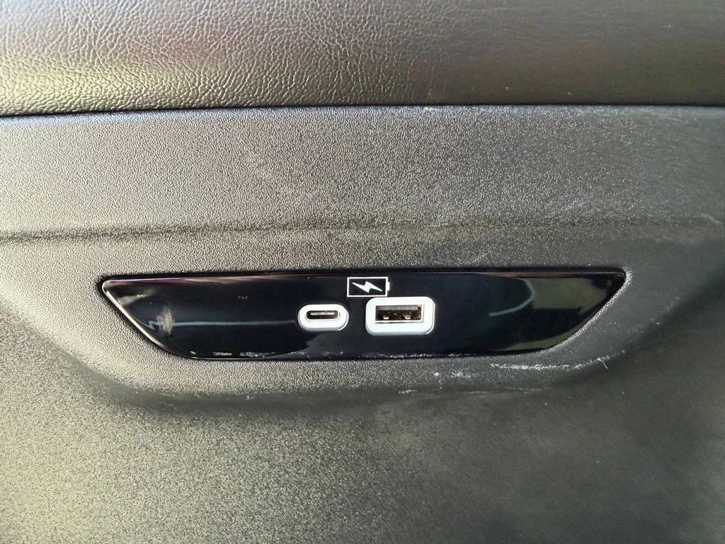 Used 2023 White Chrysler Limited image 23
