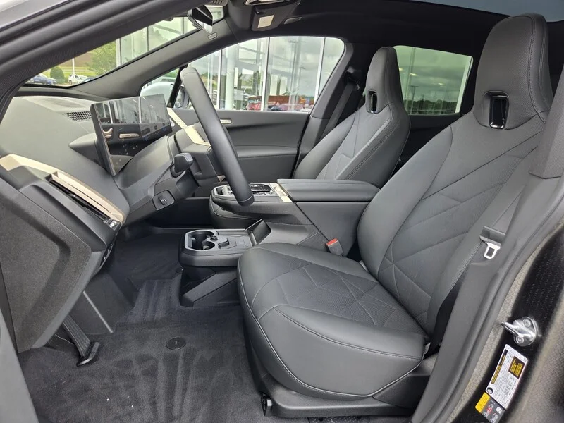 Used 2024 White Metallic BMW M60 SPORTS ACTIVITY VEHICLE image 9