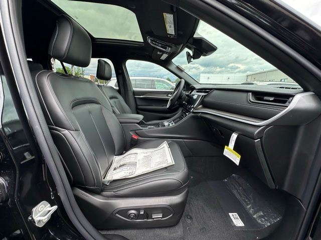 New 2026 Diamond Black Crystal Pearl-Coat Exterior Paint Jeep Limited image 28