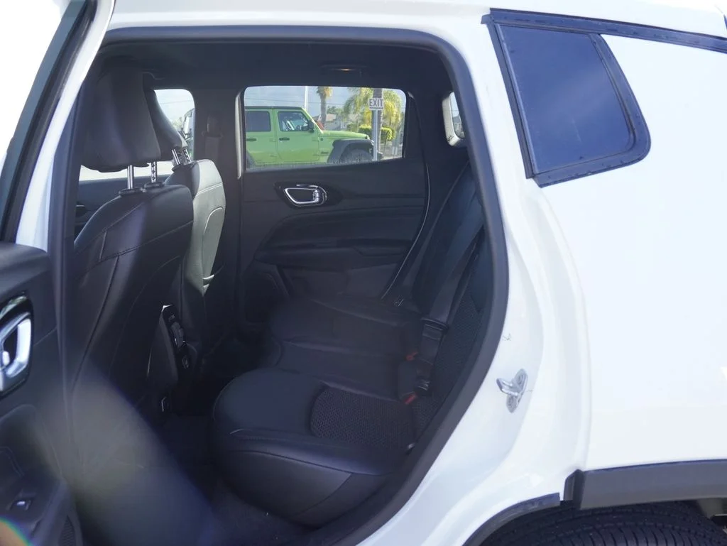 New 2026 Bright White Clearcoat Jeep Latitude image 23