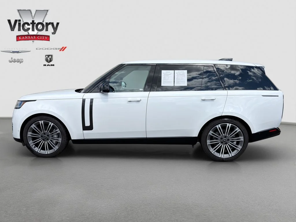 Used 2023 White Land Rover SE image 4