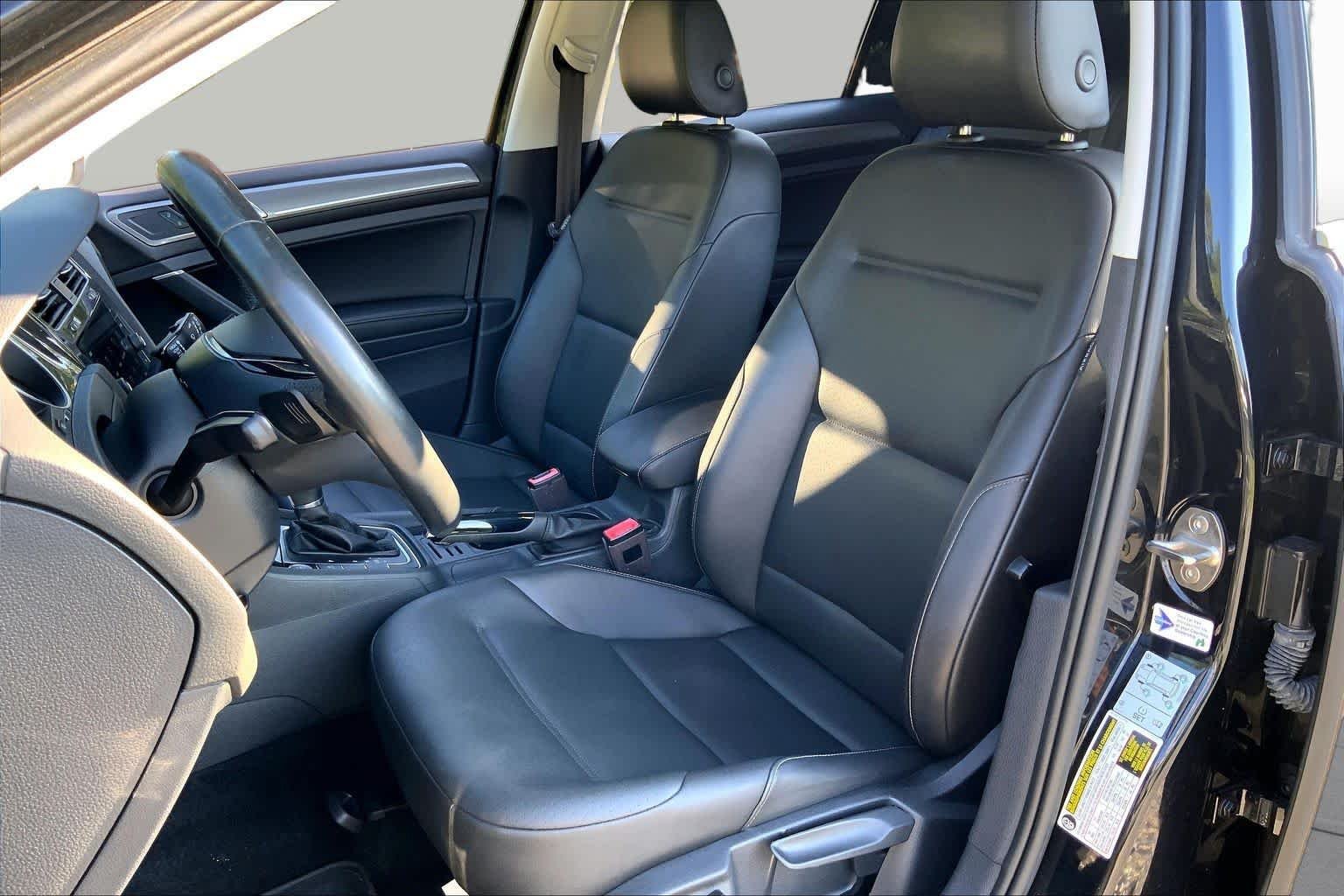 Pre-Owned 2019 Volkswagen Golf Alltrack SE