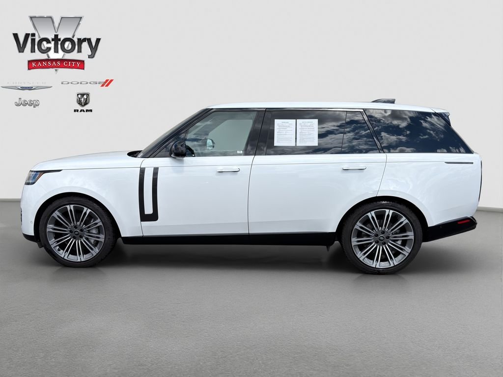 Used 2023 White Land Rover SE image 4