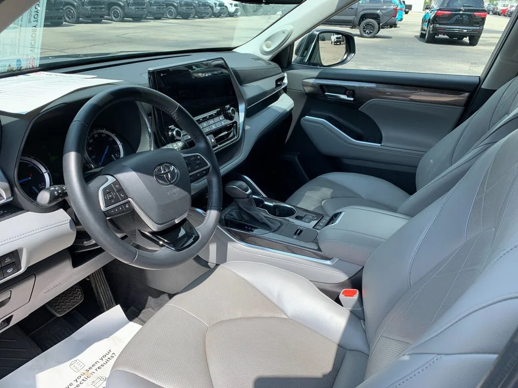 Used 2022 Black Toyota Platinum image 11
